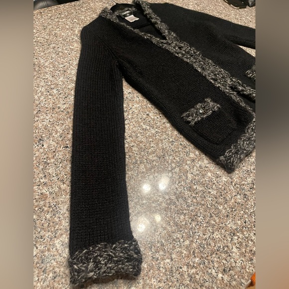 CHANEL VINTAGE 🌟CARDIGAN TWEED SWEATER; LIKE NEW - Picture 4 of 16